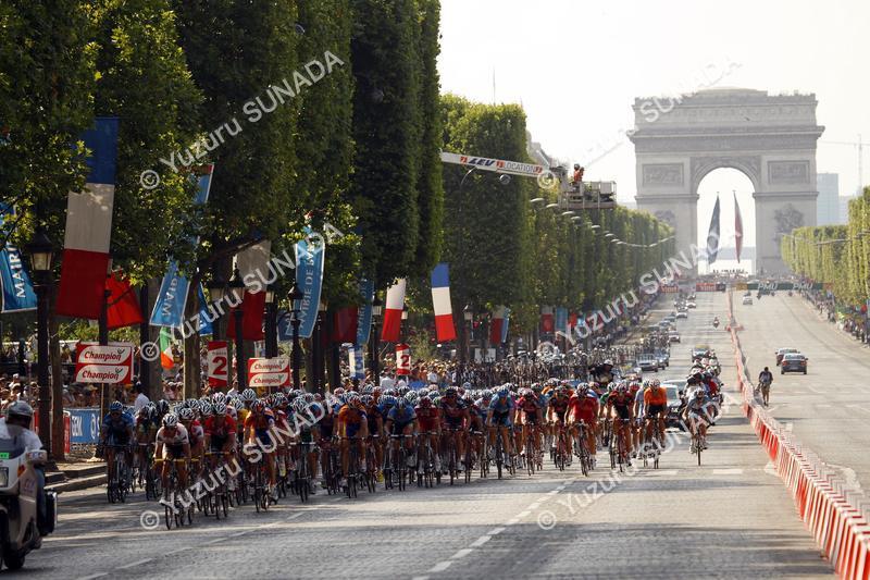 Peloton in Champs-Elysees006p.jpg